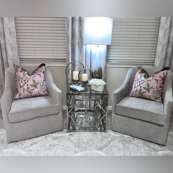 1- NWT SOHO STUDIO BLUSH FLORAL DESIGN DECORATIVEPILLOW